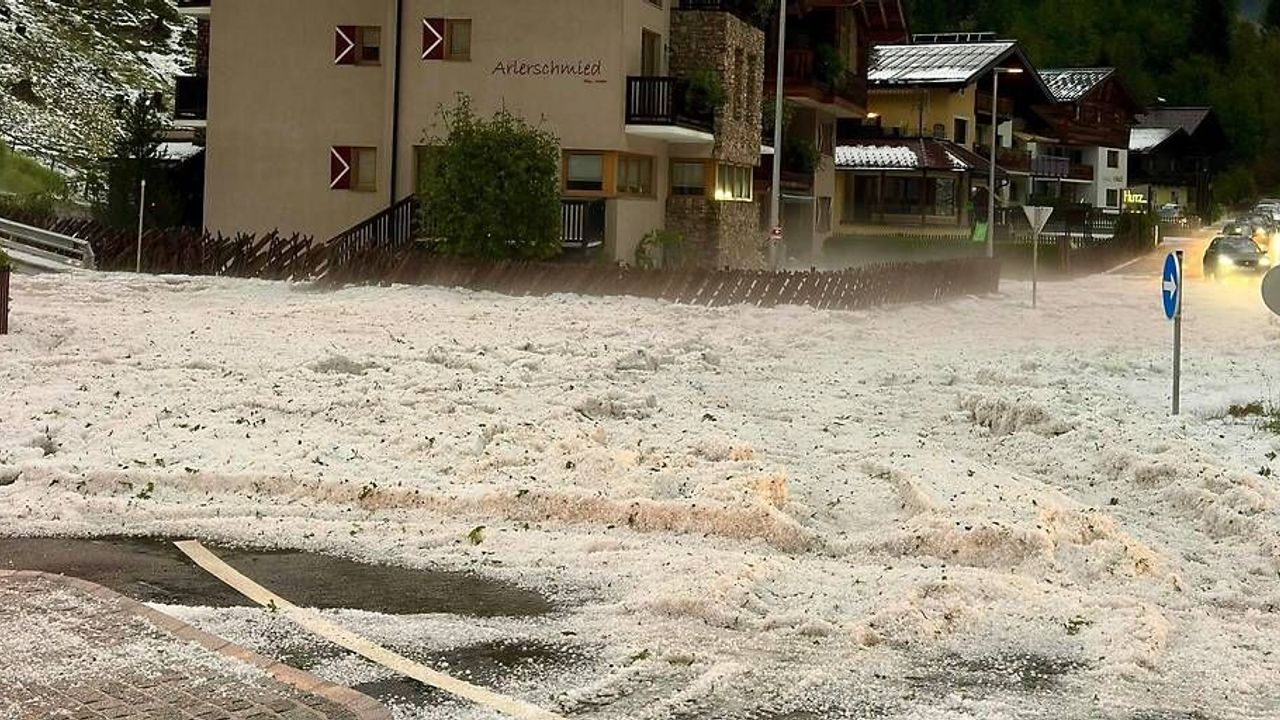 Salzburg’u dolu ve toprak kayması vurdu: Yollar beyaza büründü, 185 itfaiyeci görev yaptı