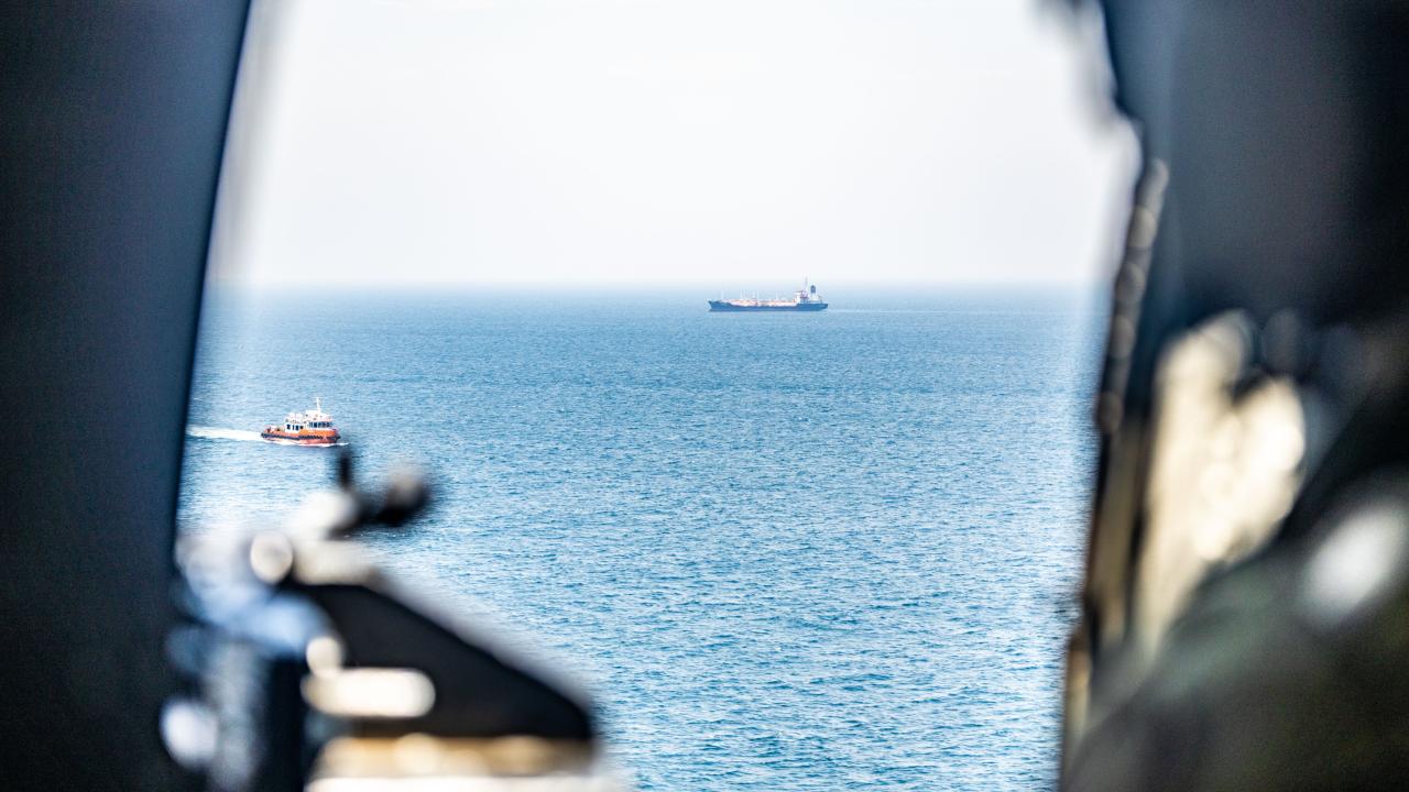 UKMTO: Umman açıklarında Hürmüz Boğazı'ndan geçen bir tanker vuruldu